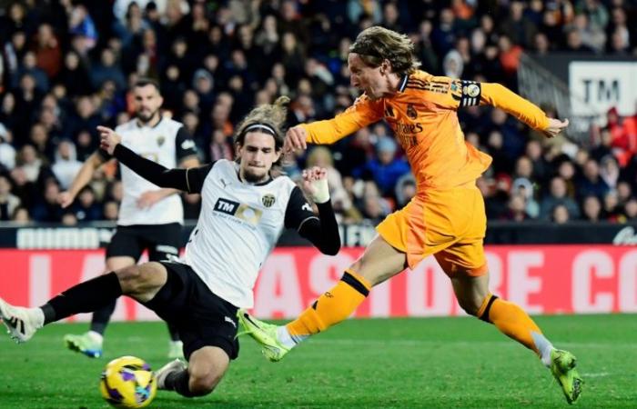 Le Real Madrid, réduit à dix, s’impose à Valence (2-1) et prend la tête de la Liga