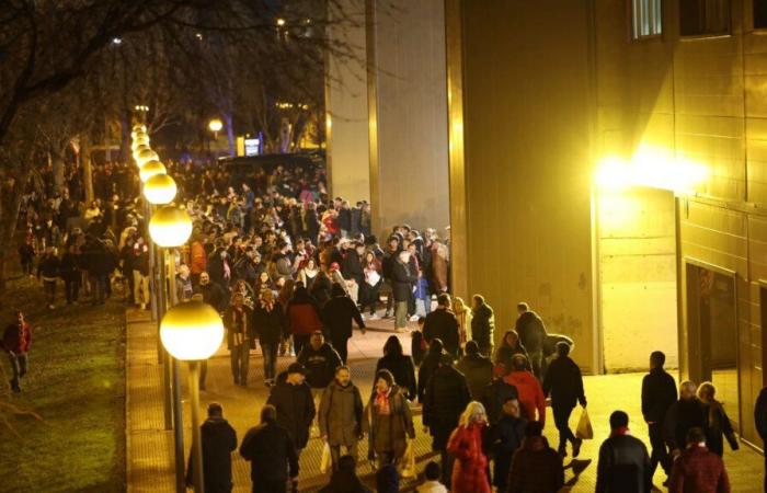 grandes files d’attente à l’extérieur de Las Gaunas