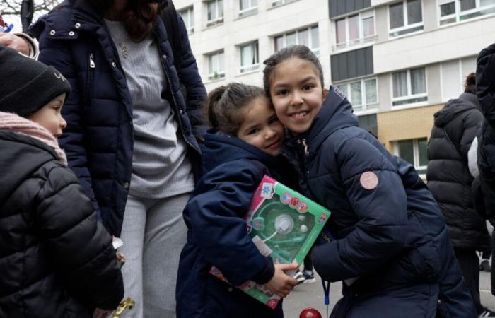 VIDÉO. En hommage à sa tante décédée le jour de Noël, Inès offre 300 cadeaux aux enfants des quartiers défavorisés