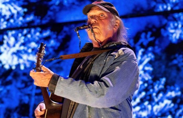 Neil Young jouera enfin au festival de Glastonbury, l’artiste pointe une “erreur”