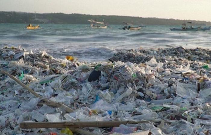 à Bali, les plages croulent sous les déchets