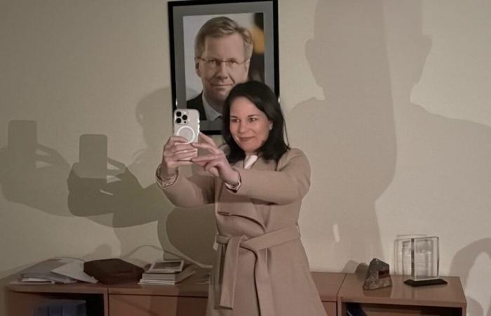 Curieuse découverte : Baerbock prend un selfie avec une photo de l’ancien président fédéral