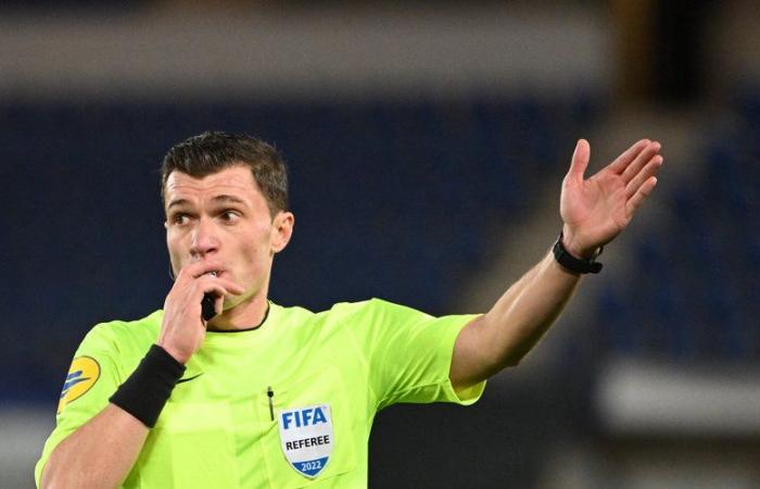 une pétanque au milieu du terrain… Le drôle d’entraînement des arbitres avant le match