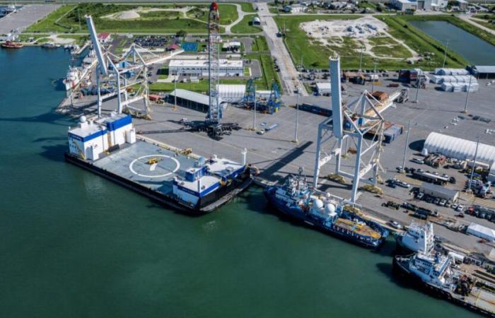 La nouvelle barge de sauvetage Glenn arrive à Port Canaveral