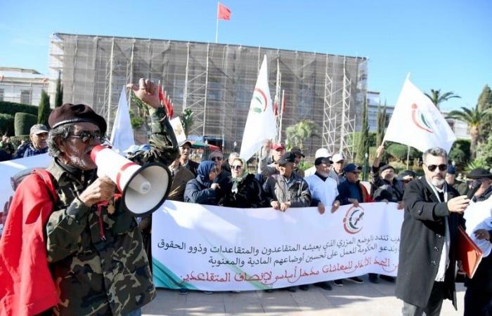 Les retraités manifestent devant le Parlement pour une augmentation de leurs retraites et de leurs droits sociaux