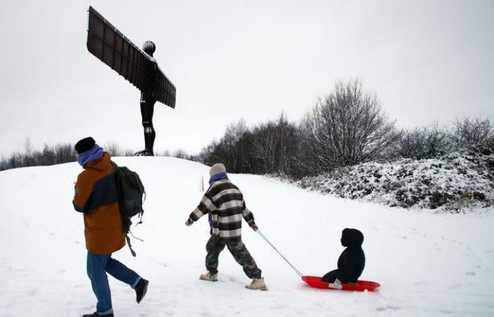 Météo au Royaume-Uni : de fortes chutes de neige frappent une grande partie du Royaume-Uni alors que des milliers de personnes se retrouvent sans électricité – avec des avertissements prolongés jusqu’à lundi