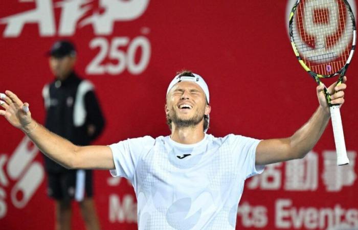 vainqueur de Nishikori à Hong Kong, Alexandre Müller s’offre un premier titre sur le circuit