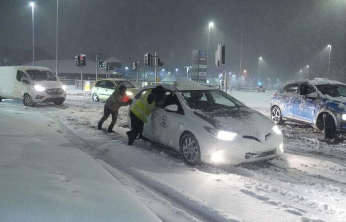 De fortes chutes de neige provoquent la fermeture d’aéroports au Royaume-Uni