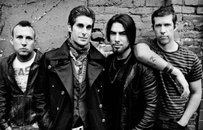 trois membres du groupe travaillent sur de la nouvelle musique, mais Perry Farrell reste absent