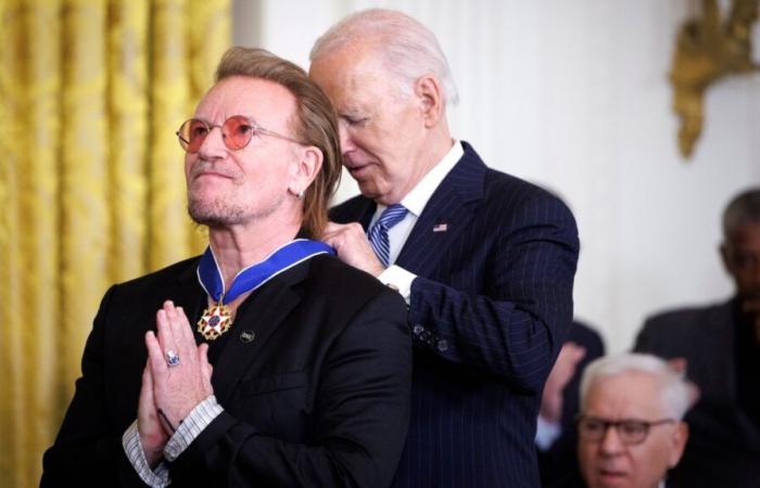 Voir Bono recevoir la Médaille présidentielle de la liberté de Joe Biden