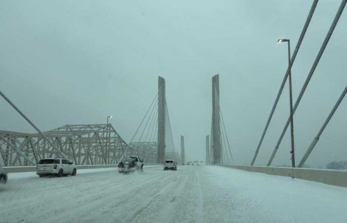 La neige recouvre la région de Louisville ; glace sur le chemin