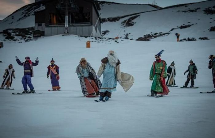 Les Rois Mages arrivent en skiant dans la Sierra Nevada avec le désir de recevoir une bonne couche de neige fraîche