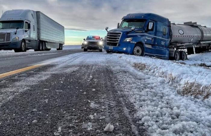 L’État émet une « alerte d’urgence » et conseille aux conducteurs de rester hors des routes en raison des conditions hivernales