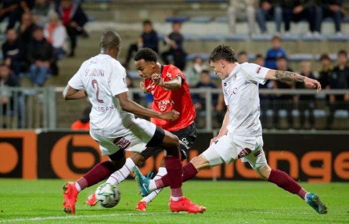 Lorient surprend à Laval (0-2) mais reste en tête du classement