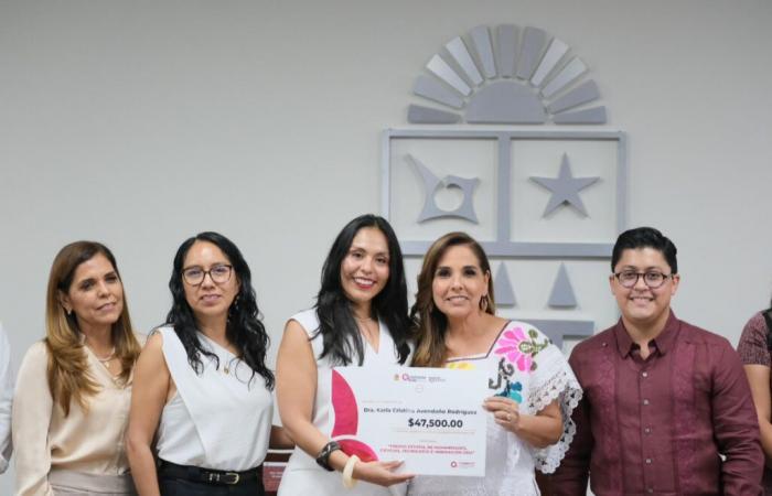 Mara Lezama remet le Prix d’excellence en sciences humaines et en sciences à Quintana Roo