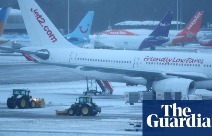 De fortes chutes de neige perturbent les voyages en Angleterre et au Pays de Galles alors que les aéroports ferment les pistes