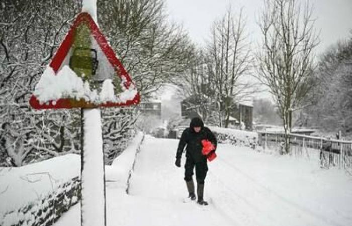 EN IMAGES | Perturbation dans les aéroports en raison de fortes chutes de neige en Angleterre