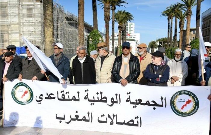 Les retraités manifestent devant le Parlement pour une augmentation de leurs retraites et de leurs droits sociaux