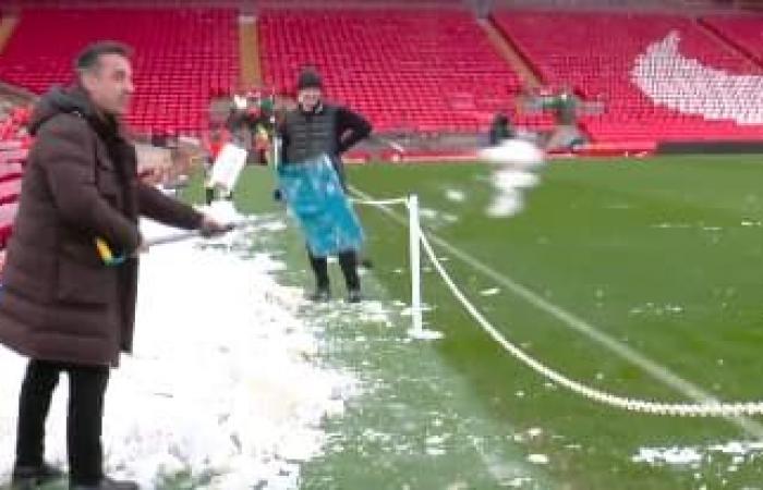 Gary Neville et Carragher dans une bataille de neige à Anfield avant le derby d’Angleterre