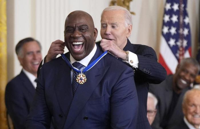 Magic Johnson et Lionel Messi reçoivent la Médaille présidentielle de la liberté des mains du président Joe Biden