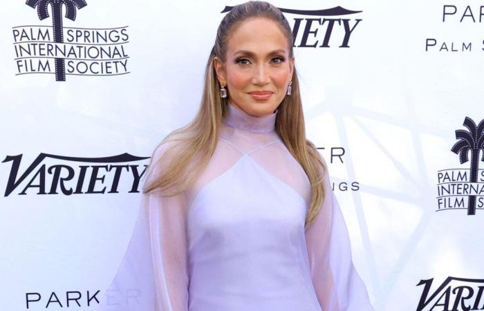 Jennifer Lopez éblouit dans une robe violette au Festival du film de Palm Springs 2025