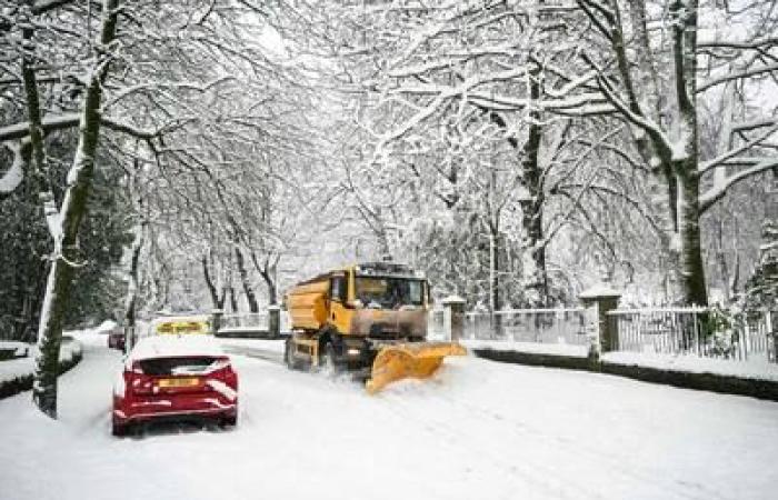 EN IMAGES | Perturbation dans les aéroports en raison de fortes chutes de neige en Angleterre