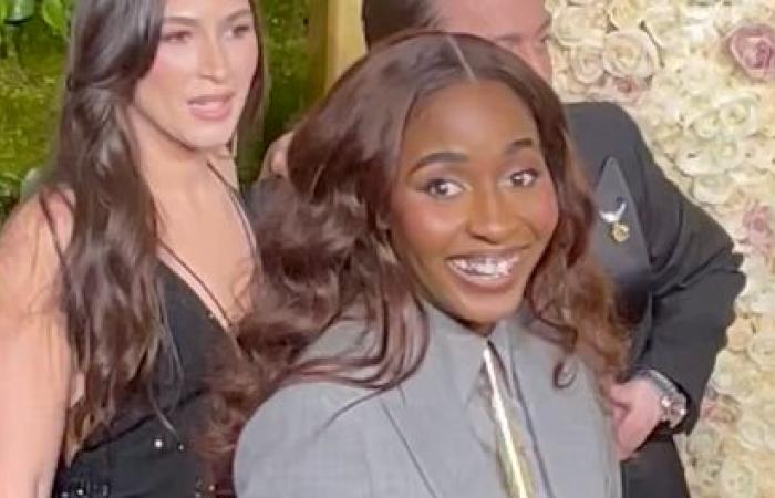 Ayo Edebiri porte un costume Loewe en hommage à Julia Roberts aux Golden Globes 2025