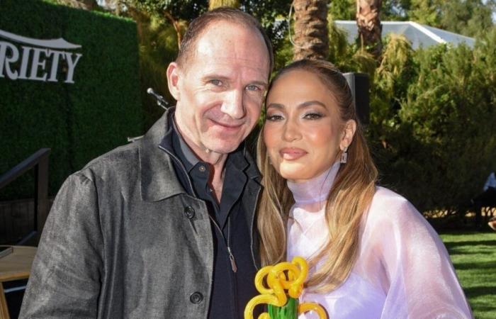 Jennifer Lopez retrouve Ralph Fiennes, co-star de Maid in Manhattan, à Palm Springs : “Tu es une sorte de déesse”