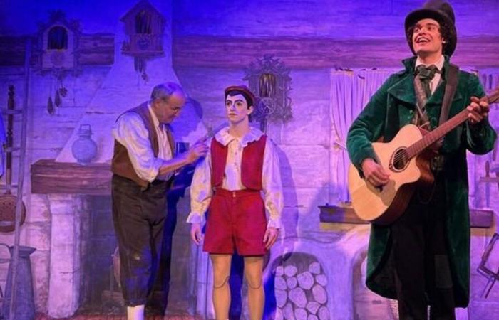 Des enfants au trot. Les aventures de Pinocchio au Théâtre des Mathurins, à Paris