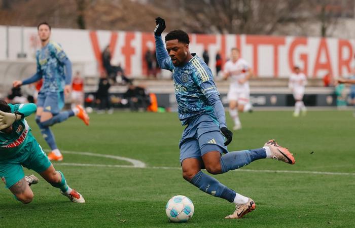 Chuba Akpom brille alors que l’Ajax se bat pour faire match nul contre Stuttgart