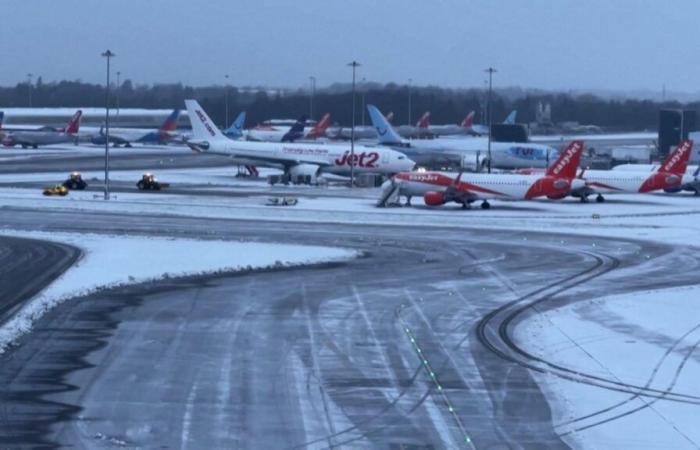 de fortes chutes de neige perturbent le trafic aérien en Angleterre, en Allemagne et aux Pays-Bas