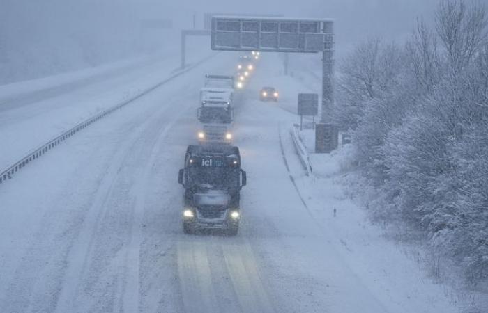 Météo au Royaume-Uni : de fortes chutes de neige frappent une grande partie du Royaume-Uni alors que des milliers de personnes se retrouvent sans électricité – avec des avertissements prolongés jusqu’à lundi