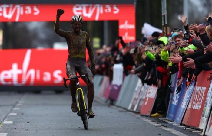 Deux de suite pour Wout van Aert après une véritable démonstration dans le bain de boue de Termonde