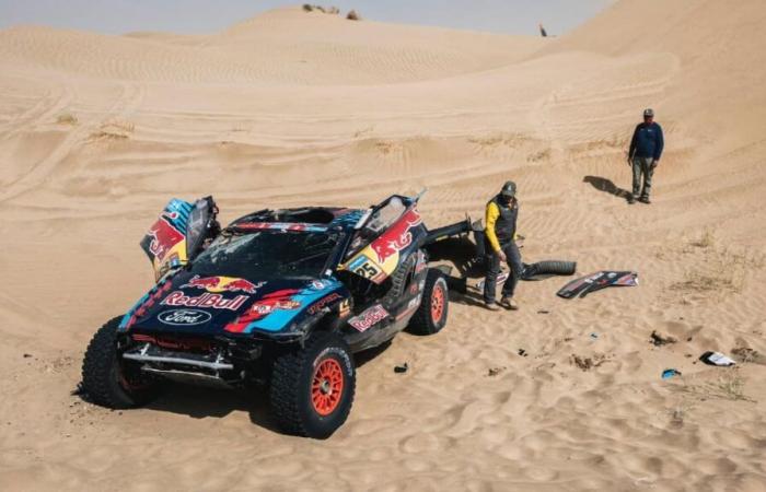 images de la voiture de Carlos Sainz sur le toit après un accident