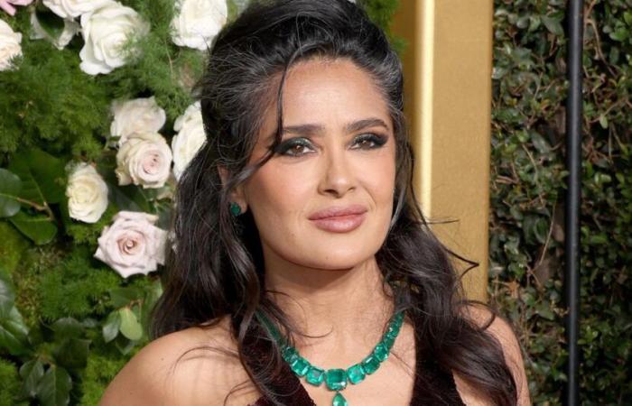 Salma Hayek embrasse ses cheveux blancs sur le tapis rouge des Golden Globes