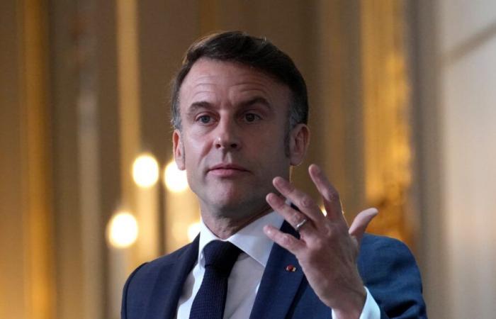 Emmanuel Macron juge que l’Algérie « se déshonore » en arrêtant l’écrivain Boualem Sansal