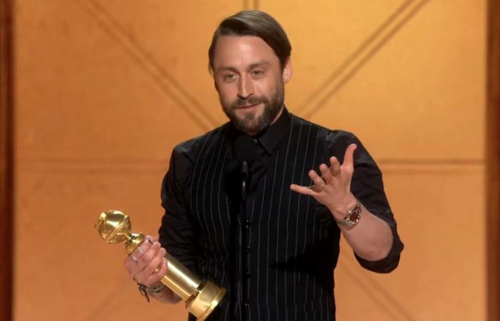 Kieran Culkin accepte le Golden Globe 2025 après avoir pris une photo avec Mario Lopez