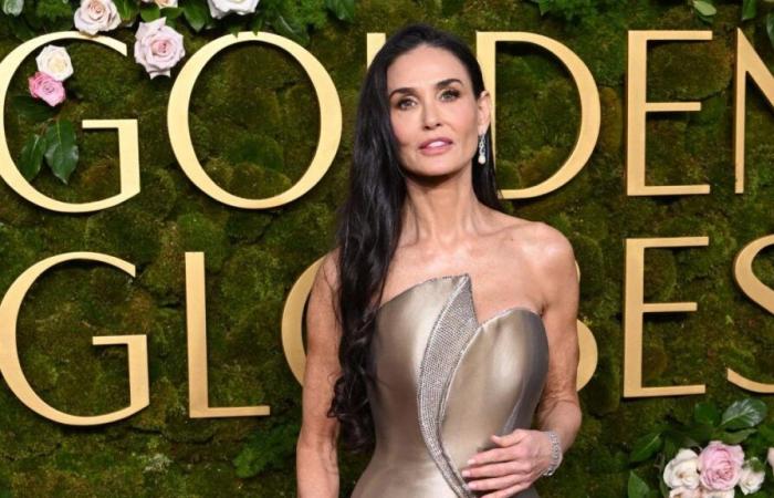 Demi Moore hypnotise dans une robe dorée tout droit sortie du futur