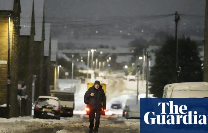 Les avertissements météorologiques restent en vigueur dans tout le Royaume-Uni alors que la pluie, la glace et la neige provoquent des ravages dans les déplacements.