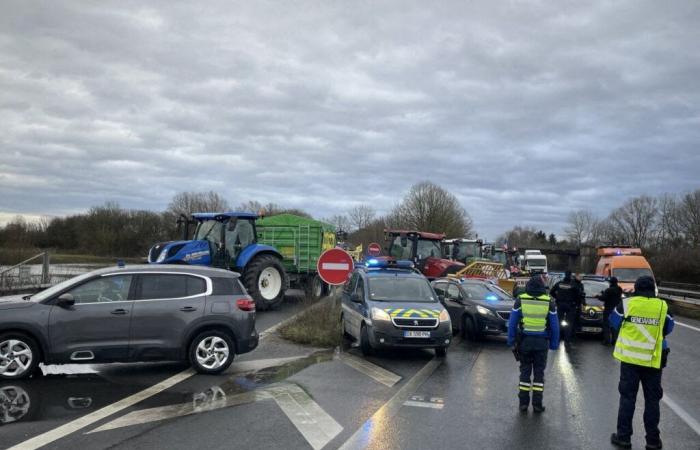 une douzaine de tracteurs bloquent la circulation sur l’ex-RN4