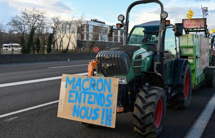 des convois de tracteurs bloqués en périphérie parisienne