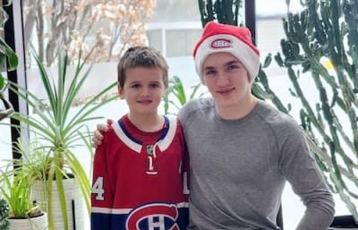 [EN PHOTOS] Lane Hutson et sa famille ont rendu visite à des enfants malades du Manoir Ronald McDonald de Montréal avant Noël