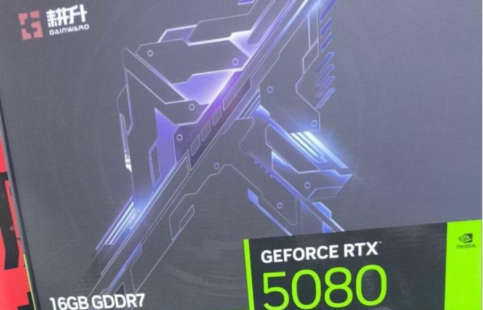 L’emballage de vente au détail présumé du RTX 5080 fait surface quelques heures avant le CES – Le GPU aurait 16 Go de mémoire GDDR7 et Gainward se prépare pour son lancement au détail.