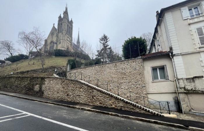 Neuf ans plus tard, ce mur effondré a enfin été reconstruit dans le Val-d’Oise