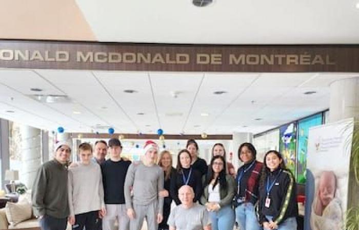 [EN PHOTOS] Lane Hutson et sa famille ont rendu visite à des enfants malades du Manoir Ronald McDonald de Montréal avant Noël