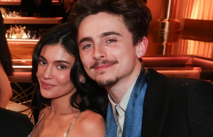 Kylie Jenner a repris la robe Versace d’Elizabeth Hurley et Timothée Chalamet a fait ses débuts avec le nouveau Tom Ford aux Golden Globes 2025