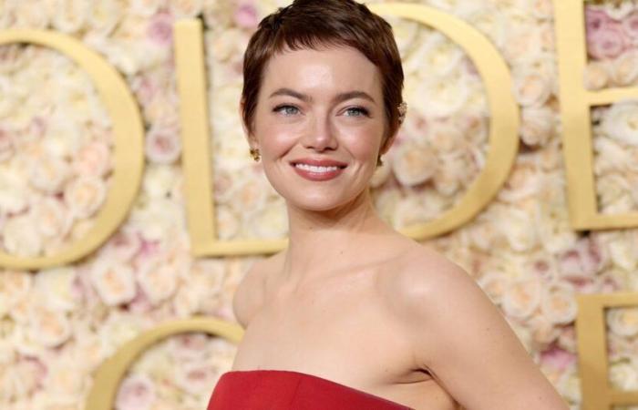 Emma Stone dévoile sa nouvelle coupe ultra-courte sur le tapis rouge des Golden Globes