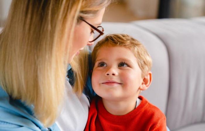 Cette habitude commune à tous les parents devrait être interdite devant les enfants, selon les experts