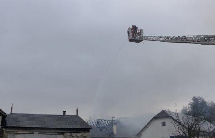 Un violent incendie ravage le toit d’une maison d’un petit village près de Lourdes