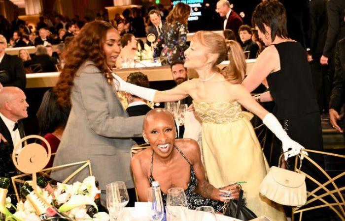 Toutes les célébrités ont photobombé Ariana Grande et Cynthia Erivo aux Golden Globes 2025 !